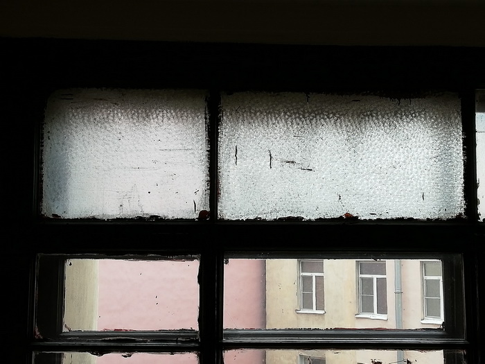 3-я линия, 48. Декоративное стекло "муранезе" в окнах лестницы. Фрагмент фрамуги на площадке 3-4 этажа. Фото 2020